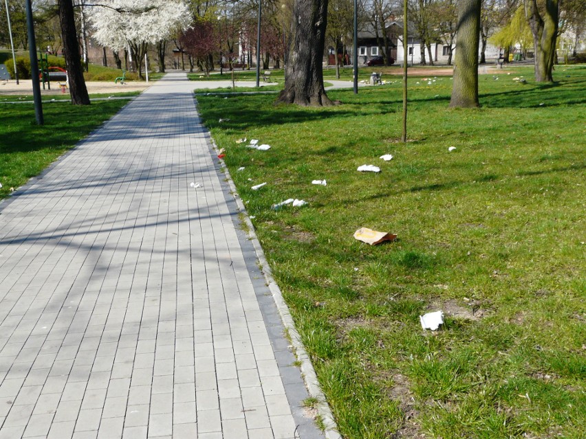 Miasto zerwało umowę z firmą dbającą o porządek w Pabianicach. W parkach leżały śmieci