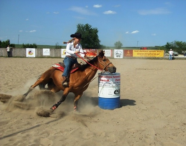 Zawodniczka podczas konkurencji barrel racing senior