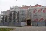 Pałac w Kruszynie otoczony rusztowaniami. Remont zabytku potrwa do wiosny 2023 roku [zdjęcia]