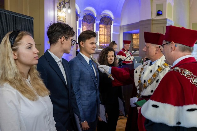 Studenci tradycyjnie mają możliwość ubiegania się o pomoc materialną w ciągu trwania roku akademickiego. Wnioski można składać jeszcze do 27 października 2022 r.