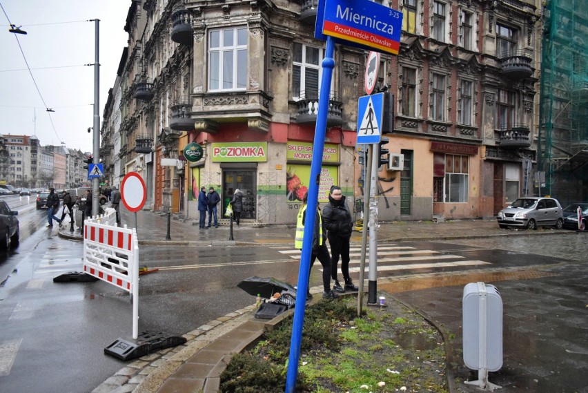 Przez cały czas ruchem na planie zdjęciowym kierują...