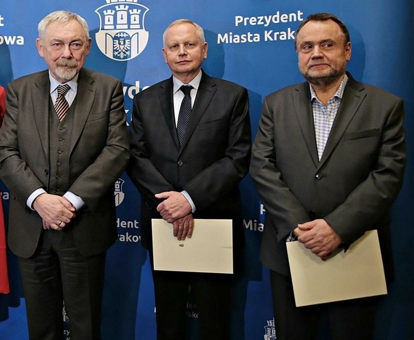 Prezydent Jacek Majchrowski (z lewej) zrezygnował z...