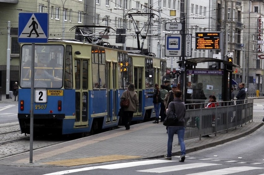 Wrocław: Zamieszanie na nowym przystanku wiedeńskim przy Piłsudskiego (ZDJĘCIA)