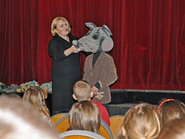 Podczas lekcji teatralnych Małgorzata Kamińska-Sobczyk prezentuje widzom różne rodzaje lalek. W sobotę dzieci dowiedzą się, jak samemu je zrobić.