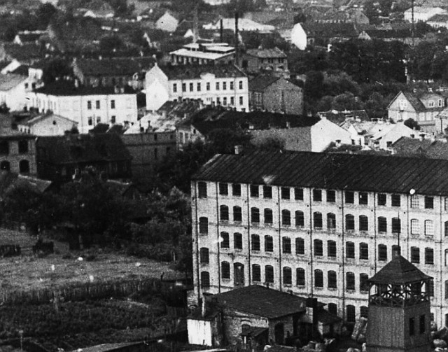 Zdjęcie wykonano około 1937 roku. Widoczna jest na nim zabudowa posesji przy ul. Polnej 19.