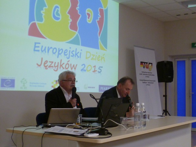 Gościem Europejskiego Dnia Języków w Opolu był Roland Schmidt, zastępca dyrektora Instytutu Goethego w Krajowie. Jego wystąpienie tłumaczy Leonard Malcharczyk.
