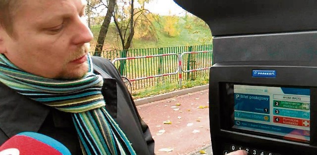 Prezes Miejskiej Infrastruktury Piotr Kącki prezentował wczoraj parkomat z aplikacjami zawierającymi informacje o Krakowie