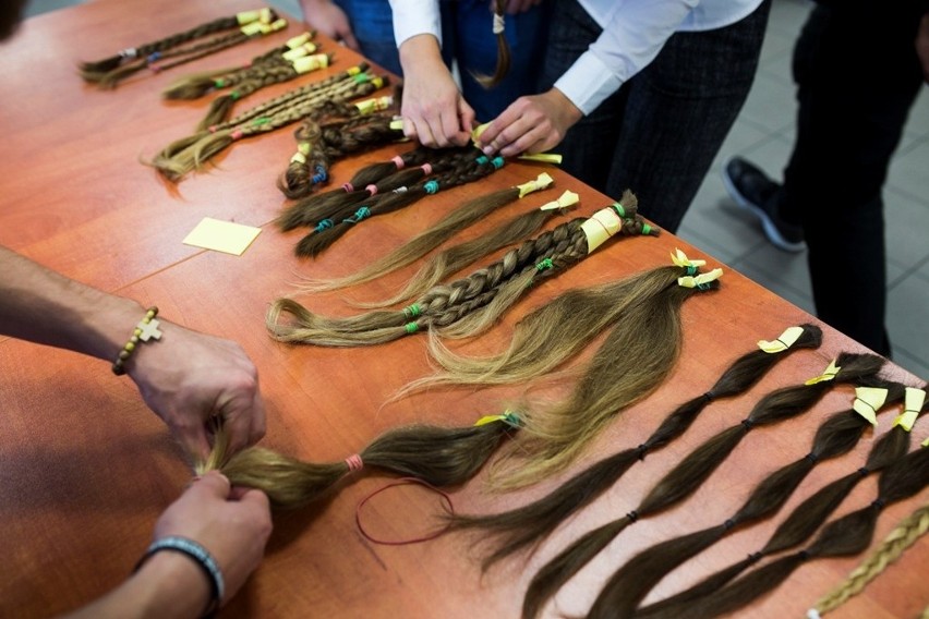 Studenci oddali włosy chorym dzieciom [ZDJĘCIA, WIDEO]