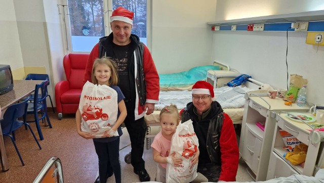 Młodzi pacjenci strzeleckiego szpitala byli zaskoczeni taką wizytą Mikołajów.