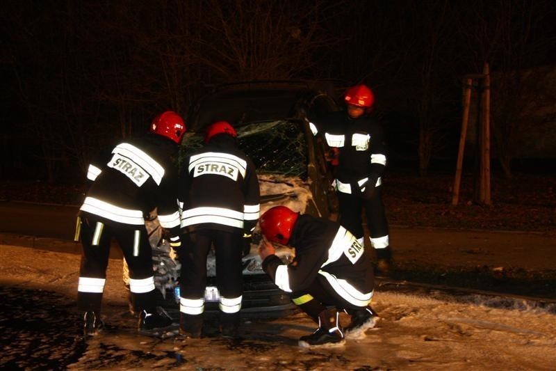 Opole: Wypadek na Luboszyckiej. Dachowal renault scenic.