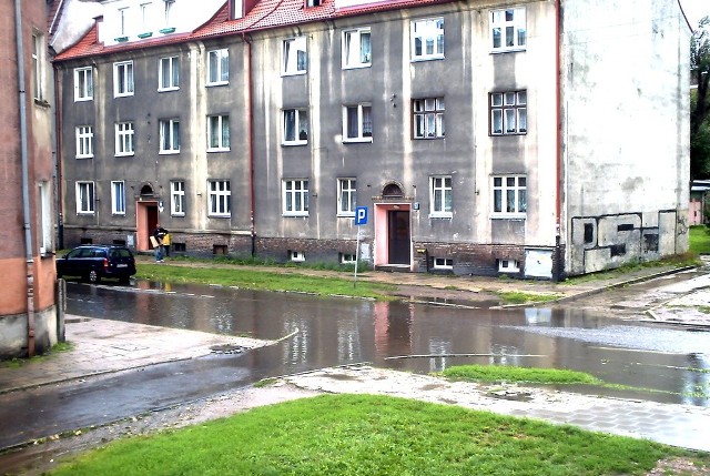 Zalana ulica Małachowskiego w Słupsku.