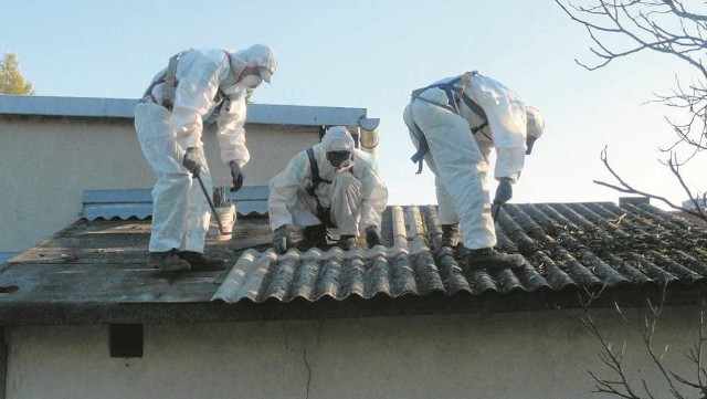 Zdejmowanie pokrycia dachowego z azbestem z jednorodzinnego domu trwa około cztery godziny