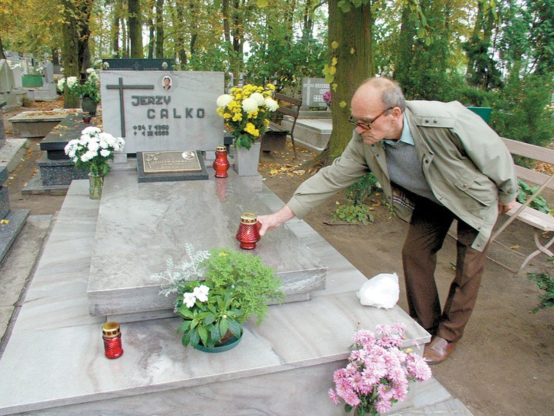 Tadeusz Calko przyjeżdża na cmentarz codziennie.