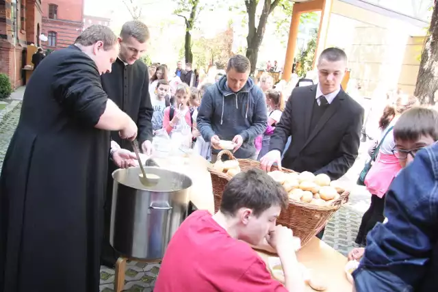 Dla wszystkich gości w seminaryjnej kuchni ugotowano grochówkę i przygotowano bułki. Obiad w plenerze smakował wszystkim.