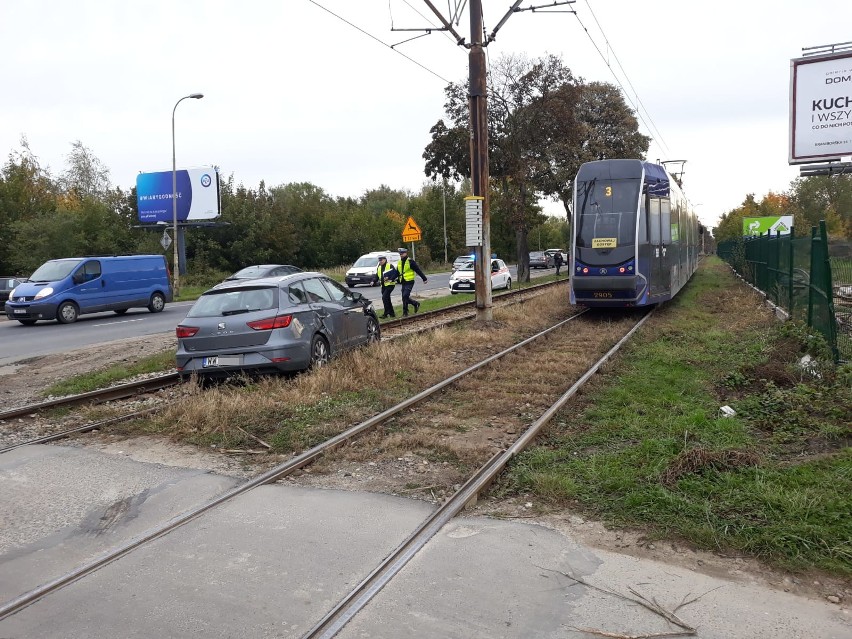 Zderzenie tramwaju z samochodem. Zablokowane torowisko do Leśnicy