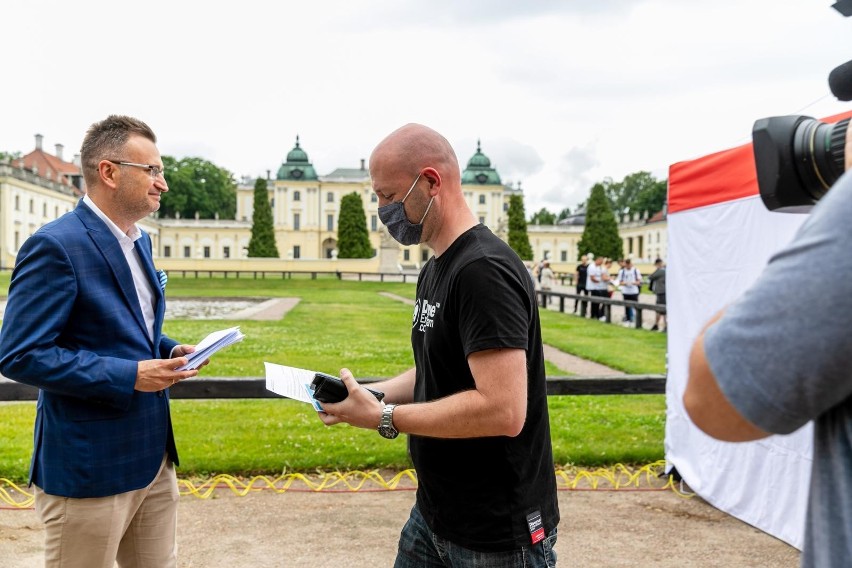 Mimo padającego deszczu nie brakowało chętnych do...