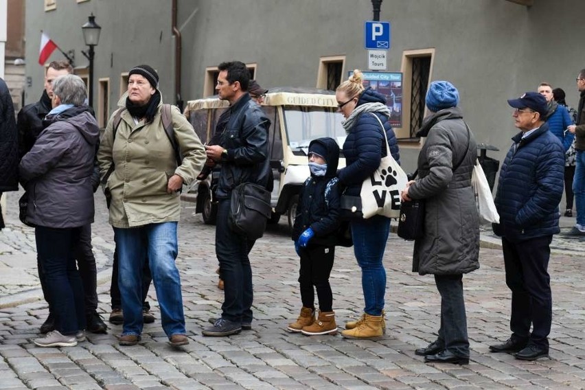 Tłumy poznaniaków przyszły na Stary Rynek po darmowe flagi...