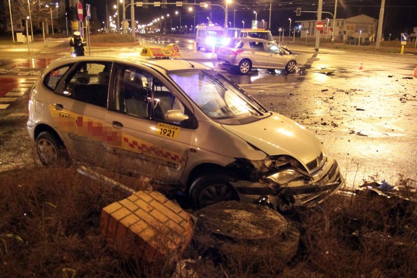 Wypadek na skrzyżowaniu Bardzkiej i Świeradowskiej. Taksówkarz i pasażer ciężko ranni (ZDJĘCIA)