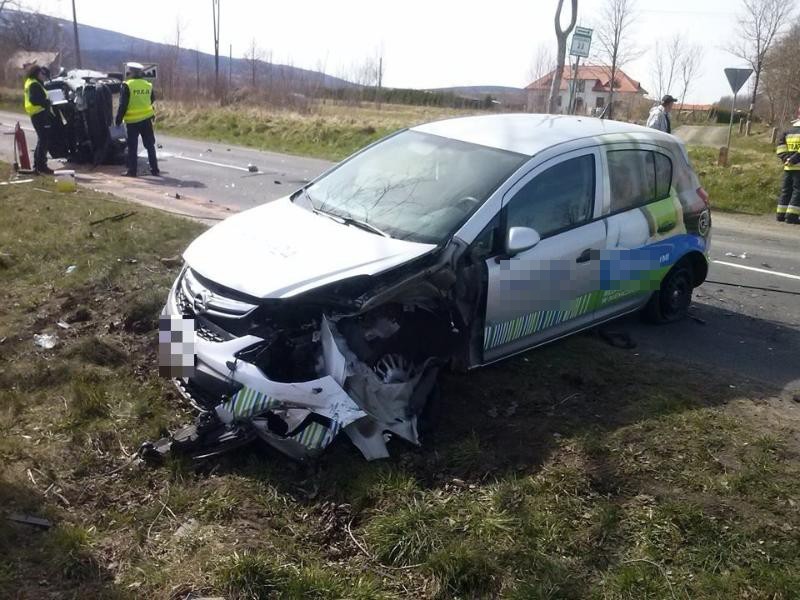 Wypadek na drodze Gryfów - Świeradów. Jedno auto na boku (ZDJĘCIA)