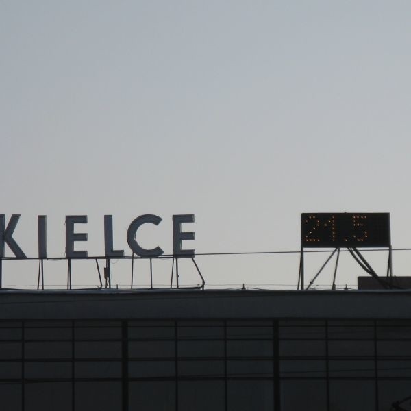 W piątek o godzinie 9.30 zegar dworca PKP w Kielcach pokazywał godzinę 21.05.