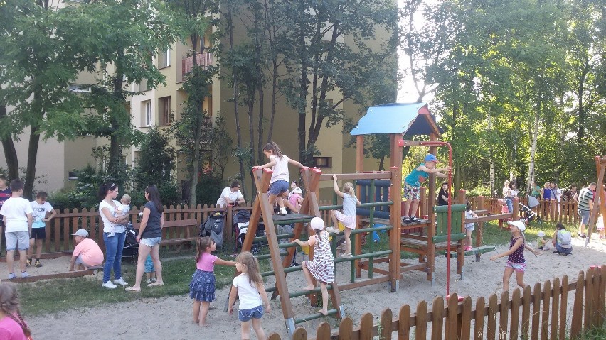 Na placu zabaw przy ul. Cyprysowej mamy z dziećmi z całego...