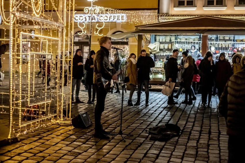 Przy jednym ze straganów na Starym Rynku w Poznaniu w...