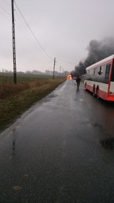 Pożar autobusu [ZOBACZ ZDJĘCIA] Kierowca i pasażerowie uciekli w ostatniej chwili