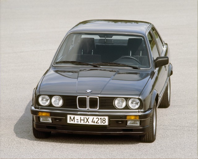 BMW E30Małe BMW najlepiej ocenić okiem ignoranta, który nic nie wie o marce z Monachium, a przełom lat 80. i 90. spędził w bibliotece. Wówczas z łatwością przekonamy się, że to pociągający klasyk, wygodny do jazdy przez okrągły rok. Fot. BMW
