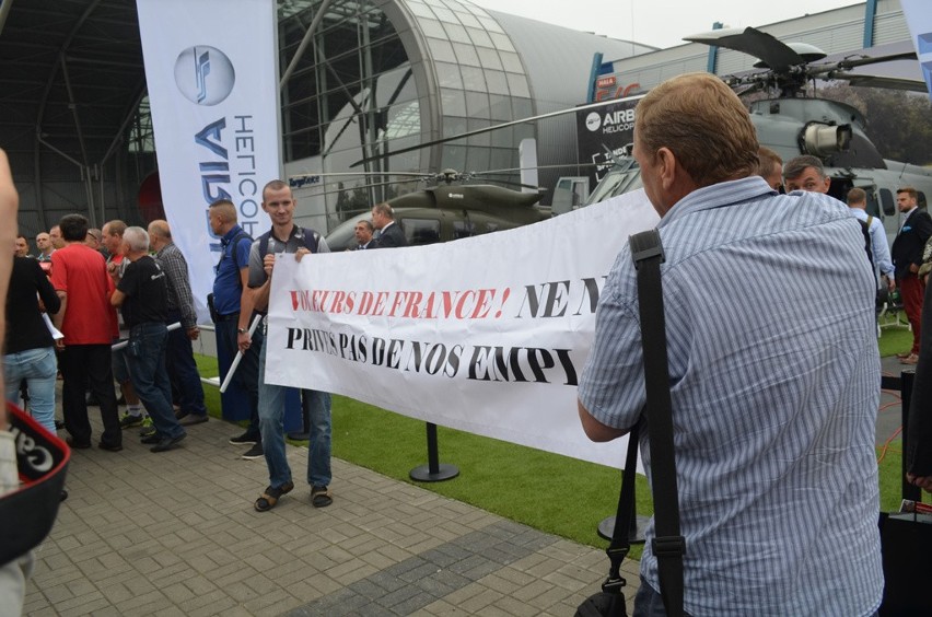 Protest pracowników PZL-Świdnik przed stoiskiem Airbus Helicopters na targach w Kielcach (FOTO)
