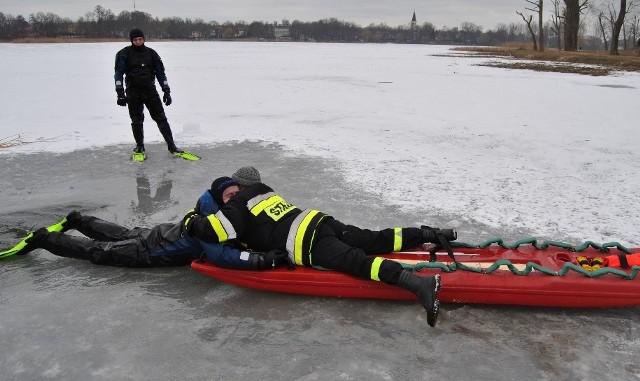 Jędrzeja Hetmanowskiego (z lewej) wyciąga z przerębli Tomasz Madaj