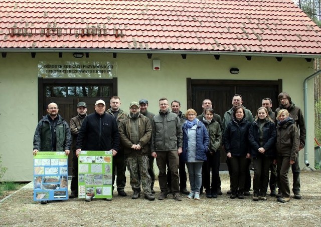 Przed wyruszeniem w teren  nie zabrakło pamiątkowej fotki uczestników  warsztatów zorganizowanych m.in. przez TPK.