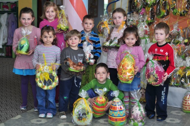 Dzieci z Przedszkola numer 17 w Tarnobrzegu prezentują dzieła, jakie przygotowywali wspólnie z rodzicami oraz nauczycielami.