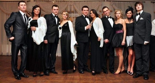 W liceum społecznym w Radomiu poloneza zatańczyło pięć par.