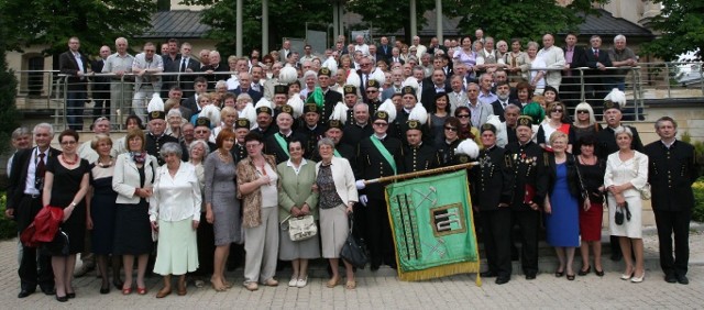 Wspólne zdjęcie uczestników zjazdu po Mszy świętej w kieleckiej katedrze. Na zjazd przyjechało ponad 200 absolwentów Technikum Geologicznego w Kielcach.