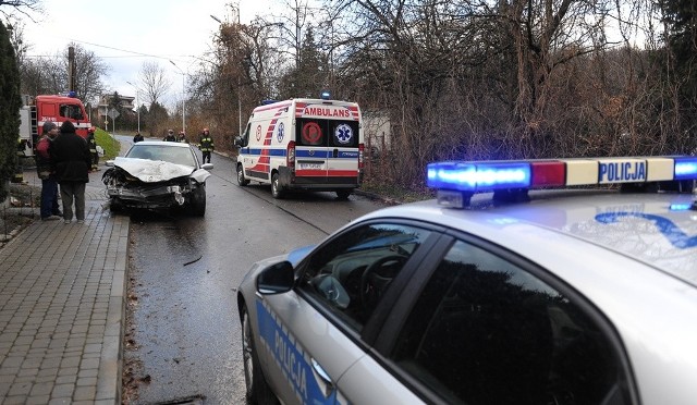 Kierujący renault wyjeżdżając z drogi podporządkowanej, nie ustąpił pierwszeństwa przejazdu kierującemu nissanem jadącemu ul. Kochanowskiego.