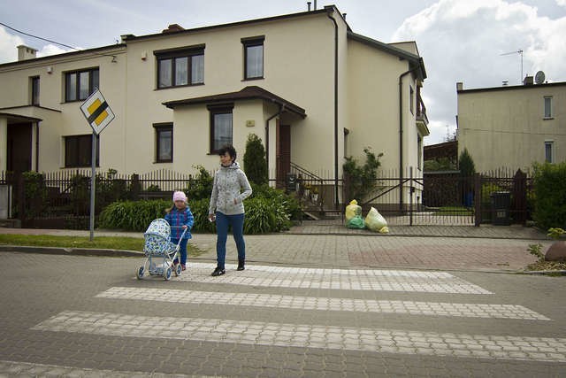 Przejście dla pieszych poprawia ich bezpieczeństwo, ale utrudnia życie mieszkańcowi Rekinowej