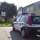 Policja łamie prawo. Przed siedzibą ZORD-u policjanci stanęli na miejscu dla niepełnosprawnych 