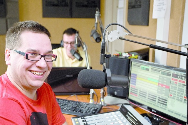 Radio FaMa to najmłodsza w mieście rozgłośnia. Na zdjęciu prezenter Kamil Gierczak. 