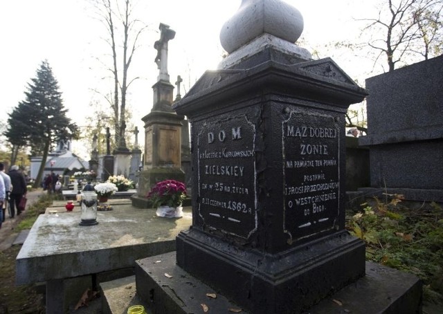 Odwiedzający cmentarz zatrzymują się przy takich pomnikach jak ten. Czytając wymowne napisy przenoszą się w czasie.