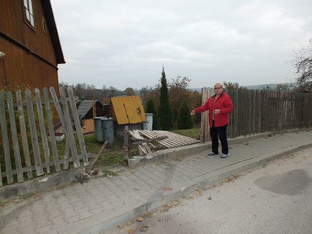 Już trzeci raz w tym roku jakiś pirat wypadł z drogi i uderzył w płot &#8211; mówi Krystyna Jabłońska.