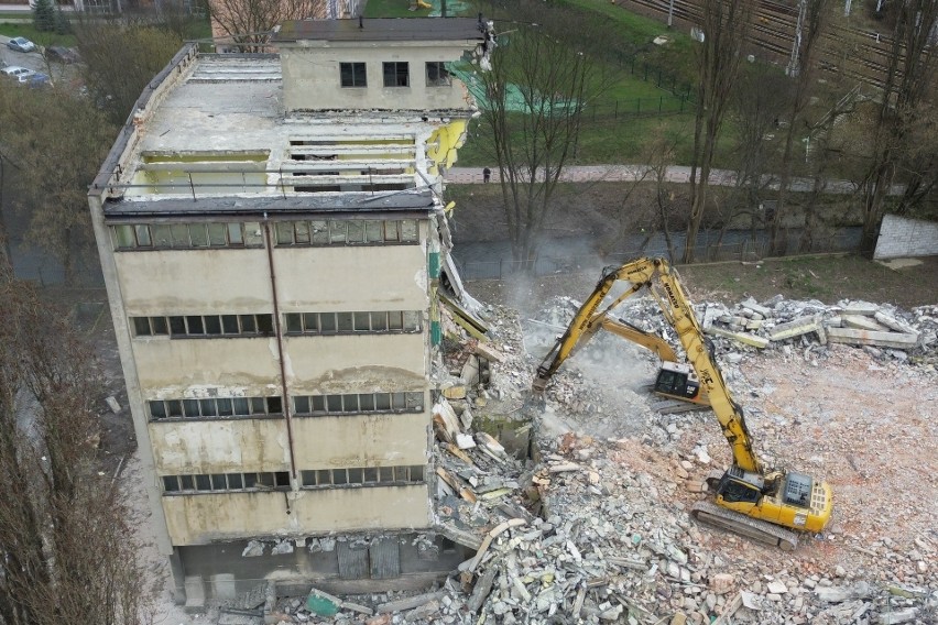 Trwa rozbiórka budynków po zakładach obuwniczych przy ul. Kunickiego. Zobacz zdjęcia z drona