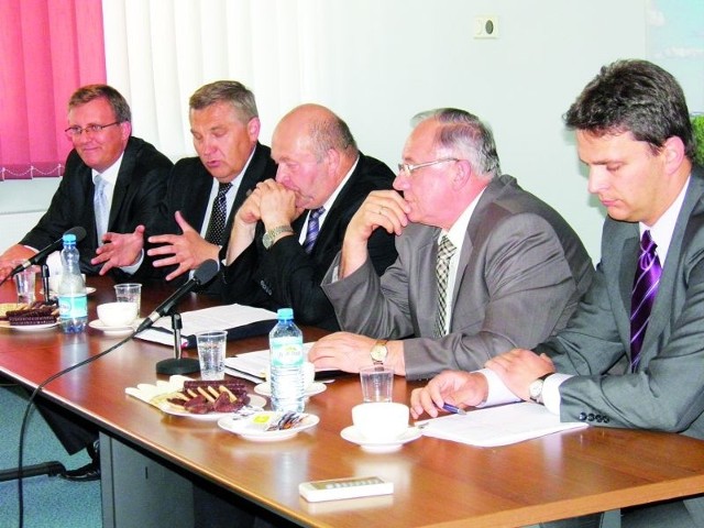 W forum wzięli udział m.in.: Tadeusz Truskolaski, prezydent Białegostoku (drugi z lewej), Mieczysław Czerniawski, prezydent Łomży (drugi z prawej) Łukasz Kurzyna, z-ca prezydenta Suwałk (po prawej)