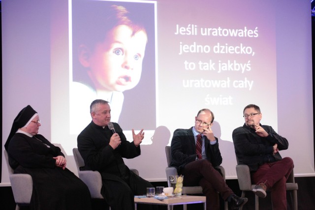 Poniedziałkową debatę zorganizował nieformalny zespół ds. okna życia działający przy prezydium miasta. 