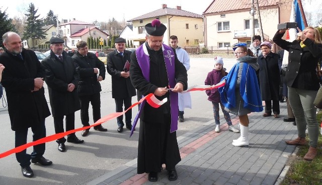 Uroczystego otwarcia Skweru imienia Stanisława ze Skalbmierza dokonał proboszcz, ksiądz Marian Fatyga.