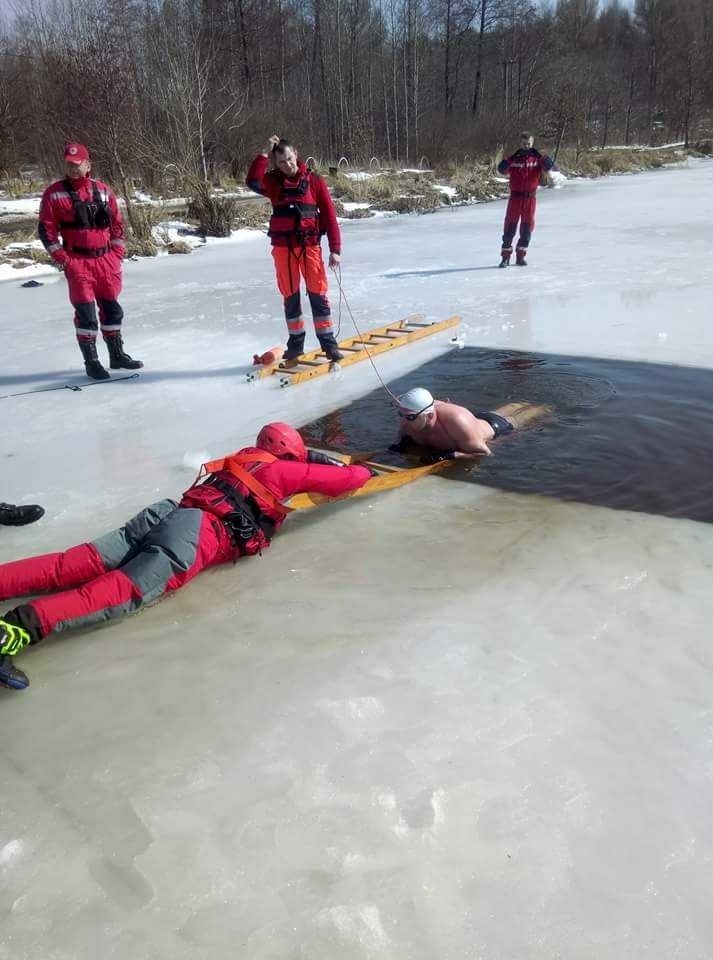 Nad zalewem w Cedzynie uczyli jak ratować ludzi, gdy załamuje się lód
