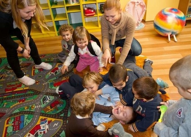 Ciepło, opieka, wsparcie i mnóstwo ciekawych zajęć - to znajdują podopieczni w świetlicach socjoterapeutycznych. Warto więc zadbać, by nie były likwidowane. Na zdjęciu - podopieczna jednej ze świetlic Caritas.