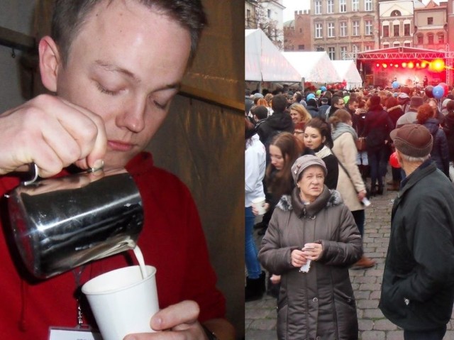 Na zdjęciu po lewej Michał Pluta, wicemistrz Polski baristów. Bicie rekordu Guinnessa w piciu kawy i jedzeniu pierników ściągnęło na Rynek Staromiejski setki torunian.