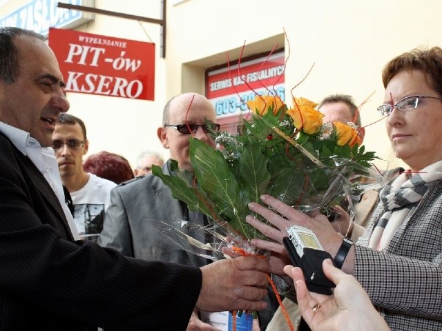 Ewę Kopacz w Opatowie przywitał Bogusław Włodarczyk, starosta opatowski. Wręczył jej kwiaty.