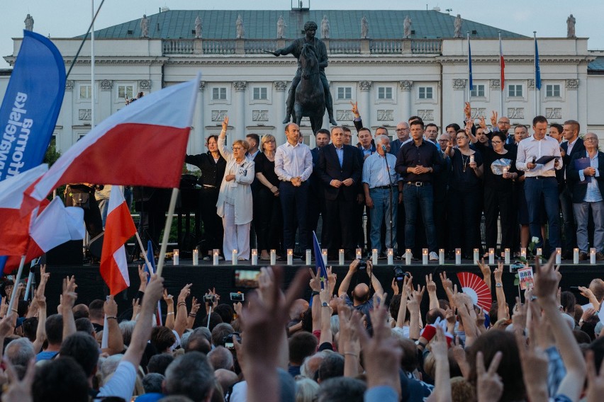 Łańcuch Światła w Warszawie [ZDJĘCIA] Demonstracja przed Pałacem Prezydenckim i marsz przed Sejm