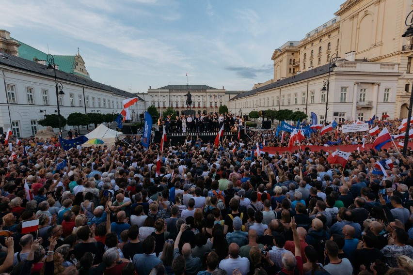 Łańcuch Światła w Warszawie [ZDJĘCIA] Demonstracja przed Pałacem Prezydenckim i marsz przed Sejm